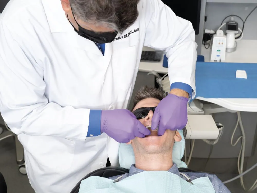 How does a SomnoMed oral appliance work for sleep apnea?